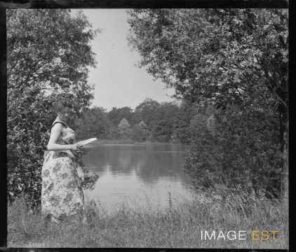 Femme au bord d'un étang (Bouxières-aux-Chênes)